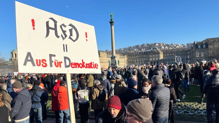 Zahlreiche Menschen in Stuttgart wollen ein Zeichen des Widerstands gegen rechte Gesinnungen zeigen.