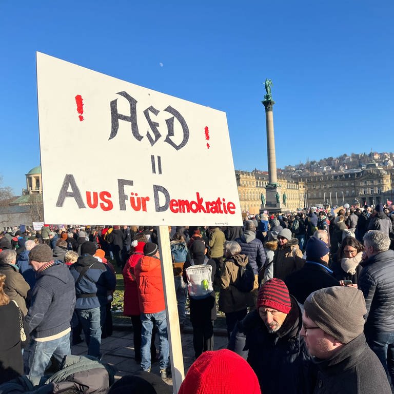 Zahlreiche Menschen in Stuttgart wollen ein Zeichen des Widerstands gegen rechte Gesinnungen zeigen. (Foto: picture-alliance / Reportdienste, picture alliance/dpa | Julian Weber)