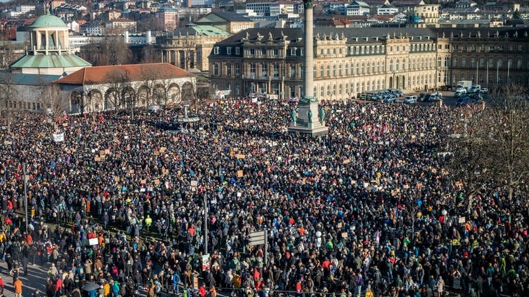 Zahlreiche Menschen nehmen auf dem Stuttgarter Schlossplatz an einer Demonstrationen gegen die AfD und Rechtsextremismus teil. (Foto: dpa Bildfunk, picture alliance/dpa | Christoph Schmidt)