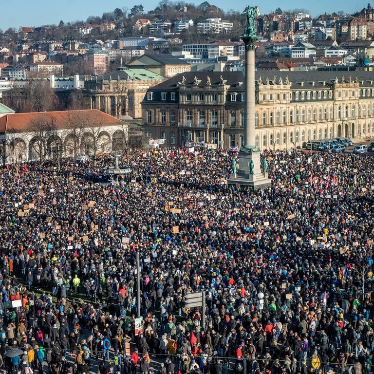Zahlreiche Menschen nehmen auf dem Stuttgarter Schlossplatz an einer Demonstrationen gegen die AfD und Rechtsextremismus teil.