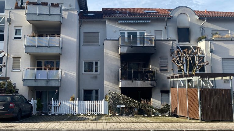 Nach dem Brand am Mittwochmorgen in Markgröningen sind drei Mehrfamilienhäuser nicht mehr bewohnbar. Bei dem Feuer waren drei Menschen ums Leben gekommen. (Foto: SWR, Bernice Tshimanga)