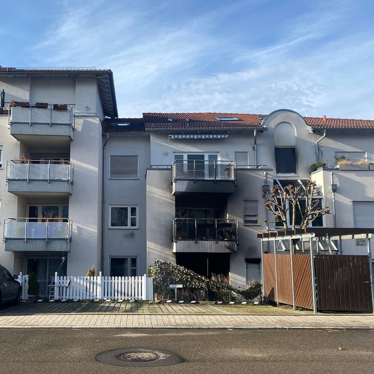 Nach dem Brand am Mittwochmorgen in Markgröningen sind drei Mehrfamilienhäuser nicht mehr bewohnbar. Bei dem Feuer waren drei Menschen ums Leben gekommen.