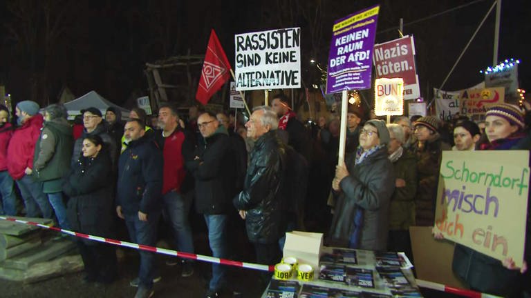 Rund 3.000 Menschen haben am Mittwochabend in Schorndorf (Rems-Murr-Kreis) gegen ein Treffen der AfD und gegen Rechtsextremismus demonstriert.