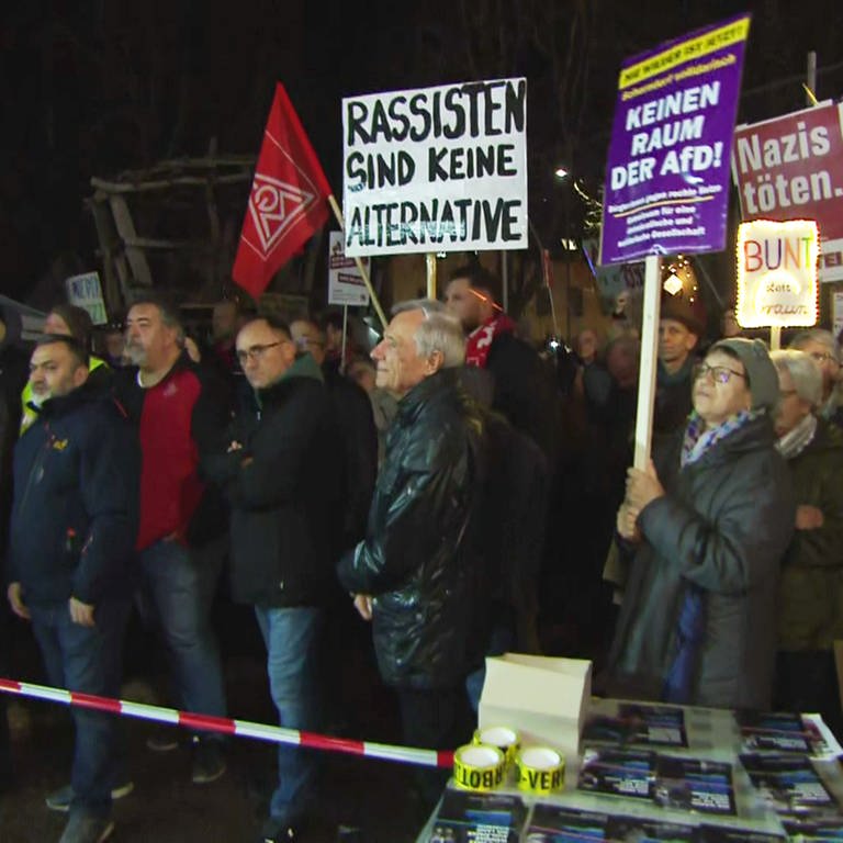 Rund 3.000 Menschen haben am Mittwochabend in Schorndorf (Rems-Murr-Kreis) gegen ein Treffen der AfD und gegen Rechtsextremismus demonstriert. (Foto: SWR)