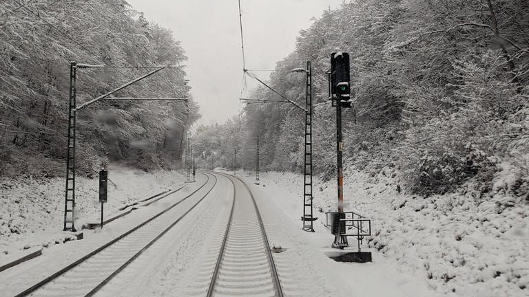 Verschneite Bahnstrecke zwischen Stuttgart-Rohr und Goldberg.  (Foto: privat: Marko Berkhahn)