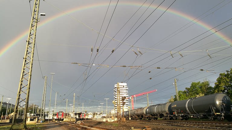 Regenbogen über dem Bahnhof Bietigheim. Foto aus einer S-Bahn. (Foto: privat: Marko Berkhahn)