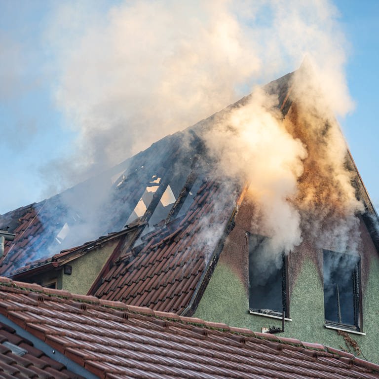Aus einem Dach in der Esslinger Altstadt steigen dichte Rauchwolken auf. Die Feuerwehr konnte den Brand löschen. (Foto: 7aktuell.de | Simon Adomat)