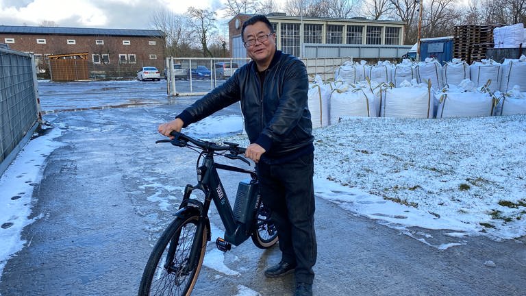 David Wang, Geschäftsführer der Firma Wandaa in Marbach, mit einem E-Bike, das mit Wasserstoff angetrieben wird. (Foto: SWR, Philipp Pfäfflin)