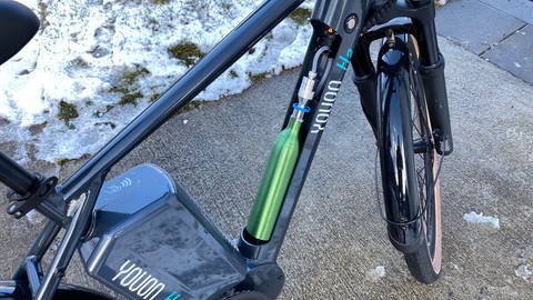 Flasche mit Wasserstoff an einem E-Bike. Zu sehen ist auch die Brennstoffzelle. (Foto: SWR, Philipp Pfäfflin)