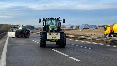 Traktoren auf der A81 auf dem Weg zum Protest nach Stuttgart blockieren den Verkehr. Die Polizei will sie nun ausleiten. (Foto: SWR, Jörg Heinkel)
