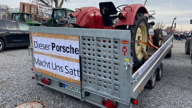 Auch Porsche-Fahrer nahmen an der Kundgebung teil: Landwirtinnen und Landwirte aus ganz Baden-Württemberg demonstrieren auf dem Cannstatter Wasen in Stuttgart. (Foto: SWR, Diana Hörger)