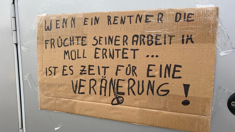 Ein Plakat auf der Kundgebung von Bauern auf dem Cannstatter Wasen in Stuttgart: Landwirtinnen und Landwirte aus ganz Baden-Württemberg demonstrieren auf dem Cannstatter Wasen in Stuttgart. (Foto: SWR, Diana Hörger)