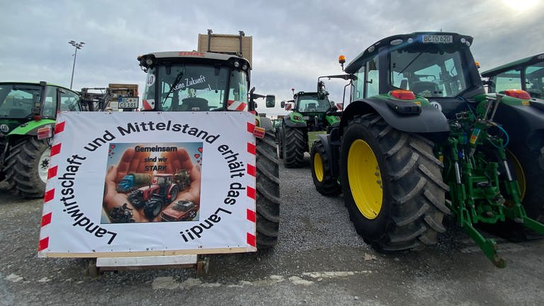 Viele Traktoren auf dem Canstatter Wasen in Stuttgart tragen Protestbanner: Landwirtinnen und Landwirte aus ganz Baden-Württemberg demonstrieren auf dem Cannstatter Wasen in Stuttgart. (Foto: SWR, Diana Hörger)