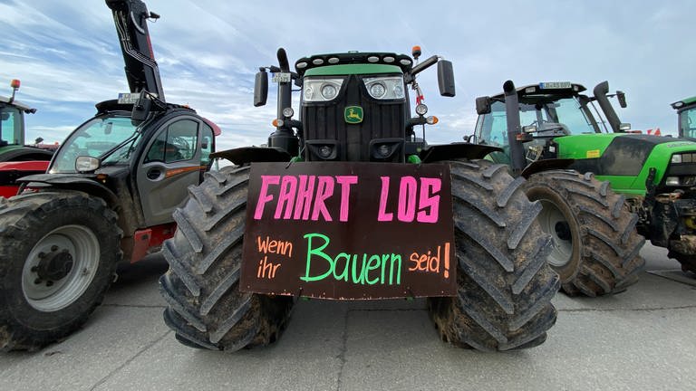 Traktoren mit Protestbannern parken auf dem Cannstatter Wasen: Landwirtinnen und Landwirte aus dem ganzen Land demonstrierten in Stuttgart. (Foto: SWR, Diana Hörger)