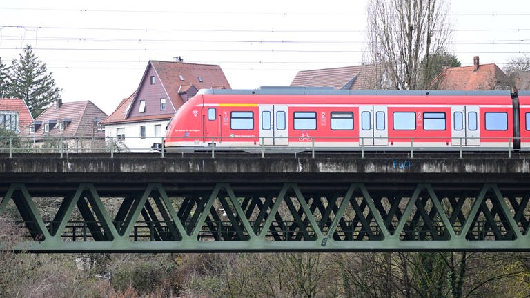 Eine S-Bahn bei Stuttgart-Vaihingen