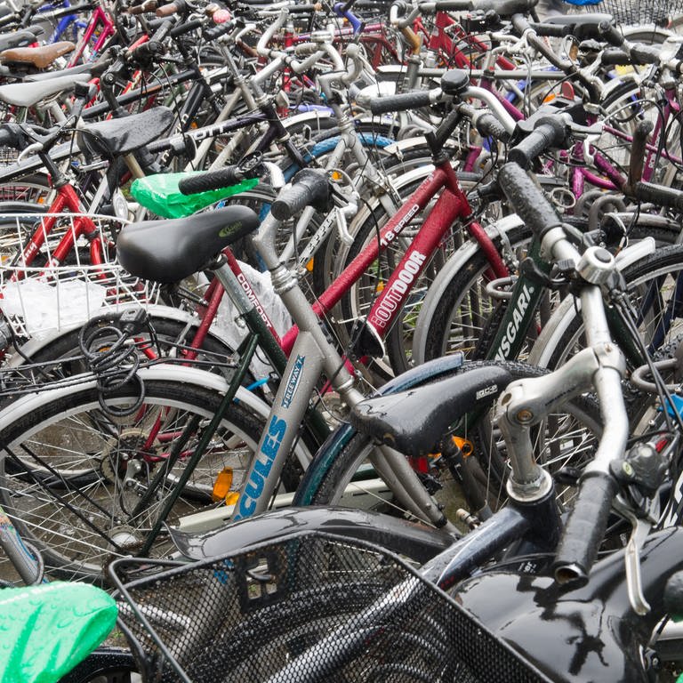Etliche Fahrräder stehen auf einem Haufen. In Stuttgart werden 150 gefälschte Marken-Räder verschrottet. (Foto: dpa Bildfunk, picture alliance / dpa | Peter Kneffel)