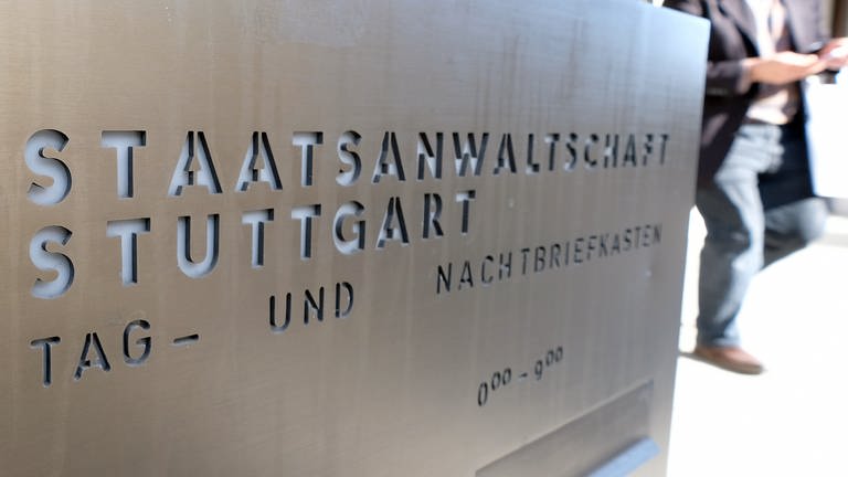 Die Aufschrift «Staatsanwaltschaft Stuttgart» steht vor dem Gebäude auf einem Briefkasten. Nach einer mutmaßlichen Entführung in Böblingen hat die Behörde ein Verfahren beantragt. (Foto: dpa Bildfunk, picture alliance/dpa | Bernd Weißbrod)