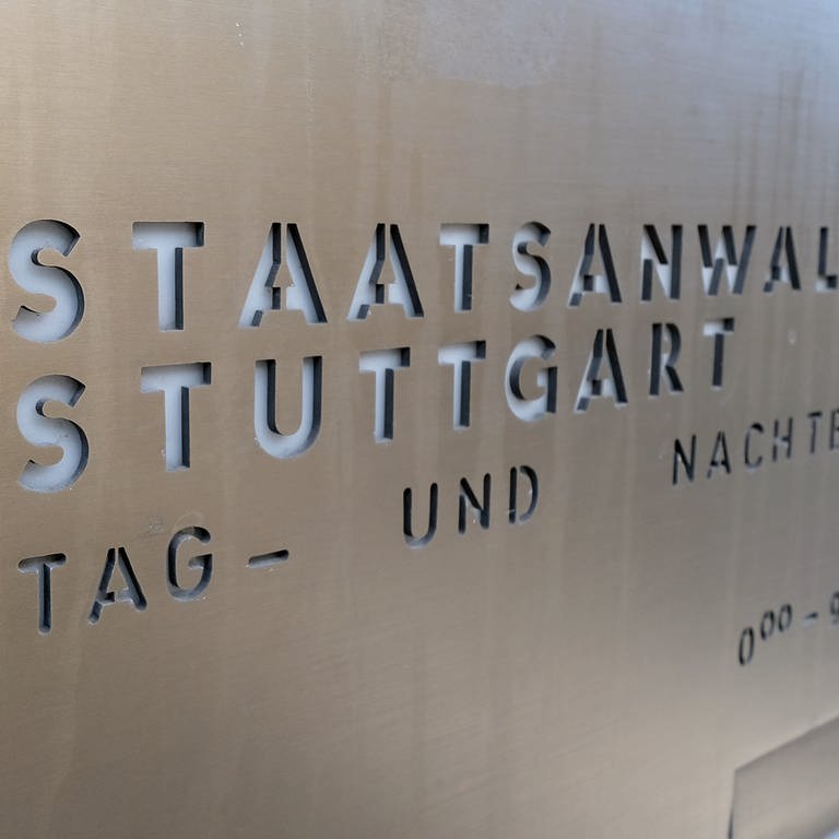 Die Aufschrift «Staatsanwaltschaft Stuttgart» steht vor dem Gebäude auf einem Briefkasten. Nach einer mutmaßlichen Entführung in Böblingen hat die Behörde ein Verfahren beantragt. (Foto: dpa Bildfunk, picture alliance/dpa | Bernd Weißbrod)