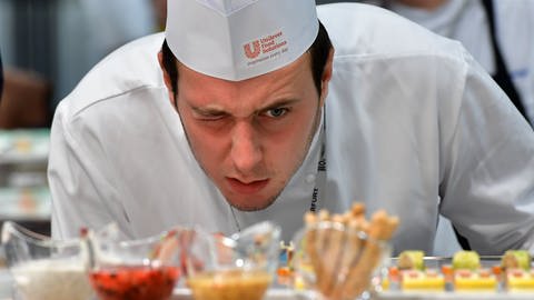 Köche kochen in Showküchen bei der Olympiade