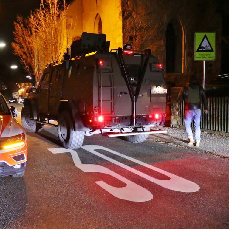 Einsatzfahrzeuge der Polizei bei einem Einsatz in Weinstadt im Rems-Murr-Kreis. (Foto: 7aktuell.de | Kevin Lermer)
