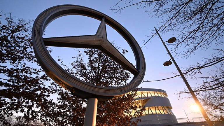 Ein Mercedes Stern, das Logo des Automobilherstellers Mercedes-Benz, steht vor der Niederlassung am Stammwerk.