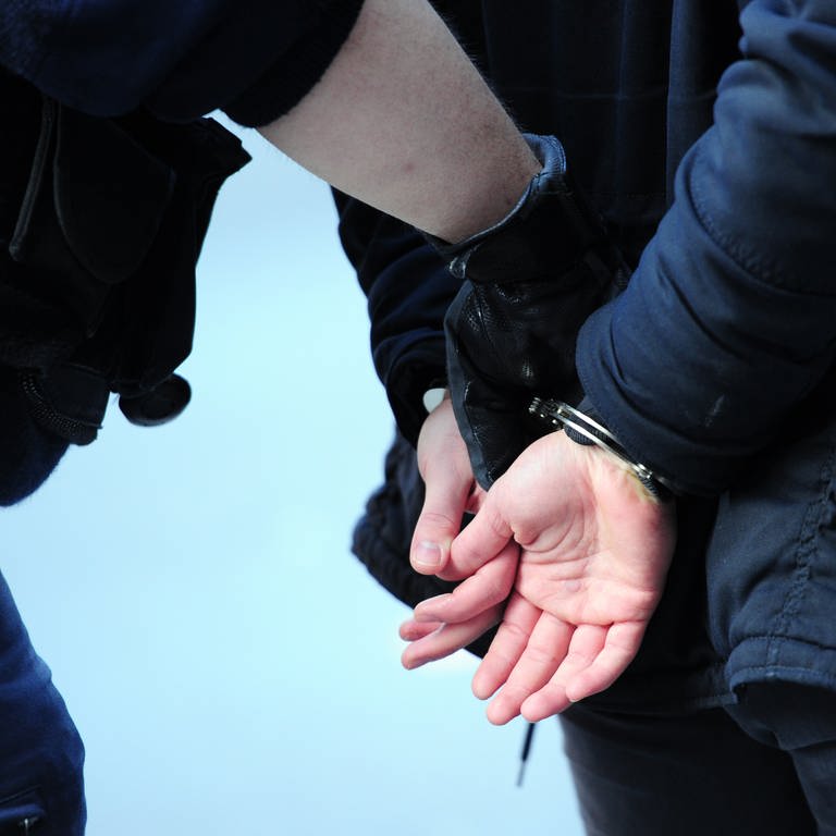 (Symbolbild) Polizeib hat zwei mutmaßliche Diebe von Geldtransporter-Überfall festgenommen.