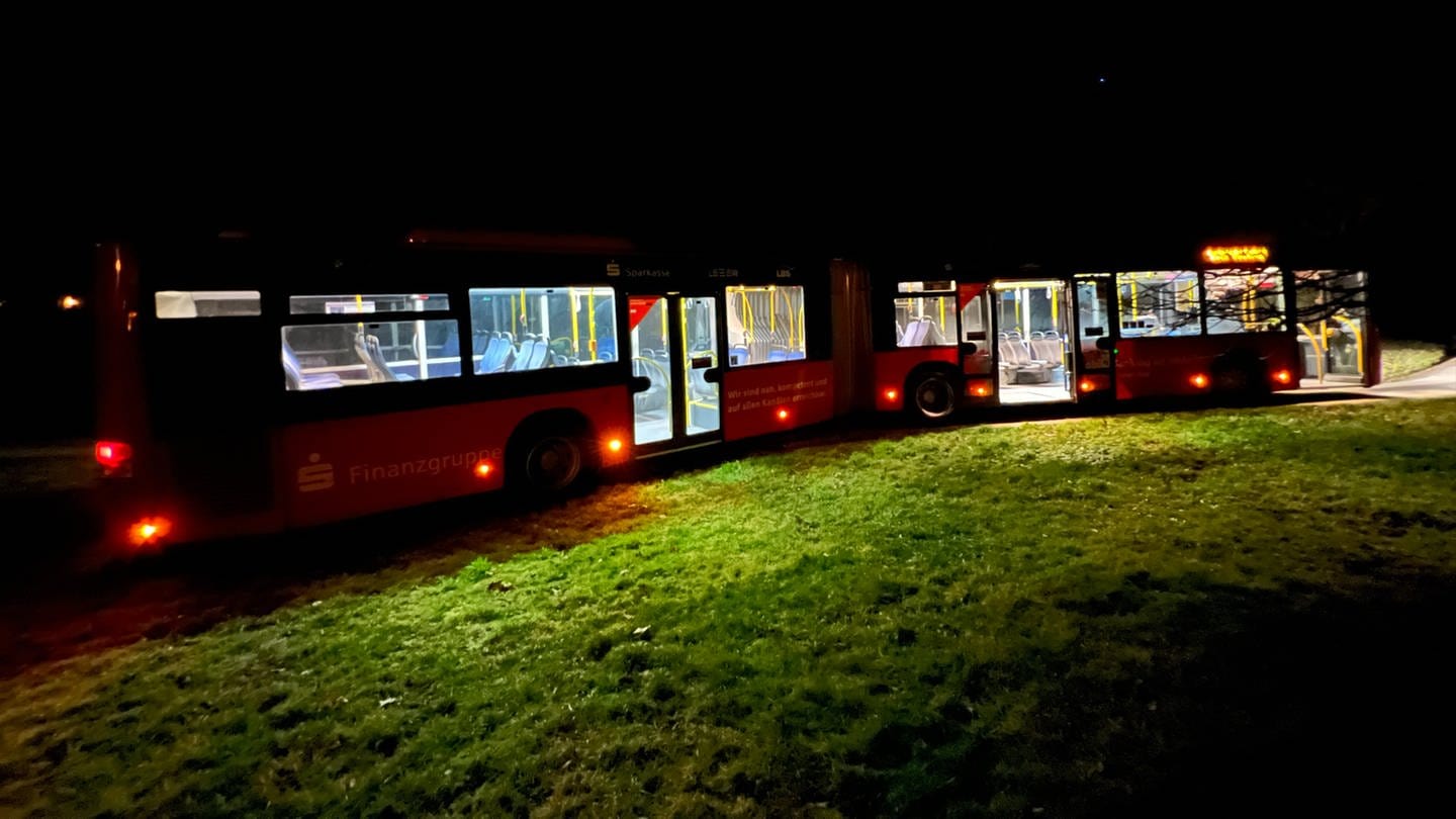 Der Schienenersatzverkehr sollte Fahrgäste von Plochingen nach Kirchheim bringen, der Busfahrer kannte den weg nicht und fuhr sich beim Wenden in Ötlingen in einer Wiese fest. (Foto: Manuel Kaiser)
