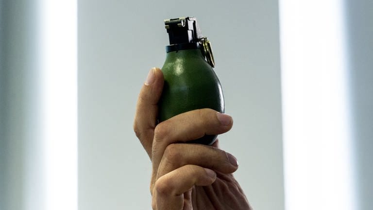 Im Rahmen der Schuss-Serie soll ein Tatverdächtiger laut Polizei bei Schorndorf eine Handgranate versteckt haben. (Symbolbild) (Foto: dpa Bildfunk, picture alliance / dpa | Patrick Seeger (Symbolbild))