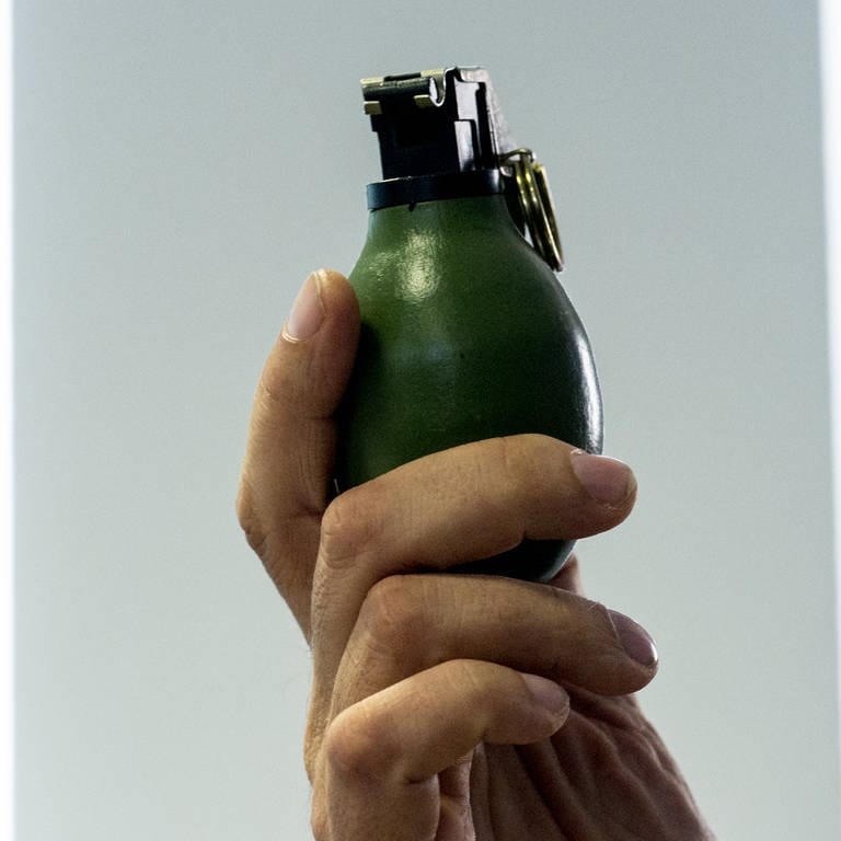 Im Rahmen der Schuss-Serie soll ein Tatverdächtiger laut Polizei bei Schorndorf eine Handgranate versteckt haben. (Symbolbild) (Foto: dpa Bildfunk, picture alliance / dpa | Patrick Seeger (Symbolbild))