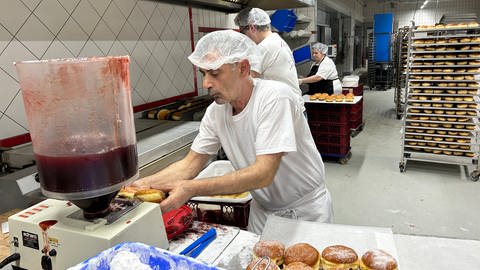 Bäckerei in Salach produziert zu Fasching Berliner im Akkord (Foto: SWR)