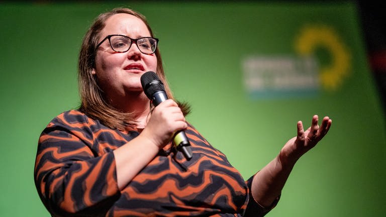 Ricarda Lang, Bundesvorsitzende der Grünen, besucht zum Politischen Aschermittwoch eine Grünen-Veranstaltung in Schorndorf und hält eine Rede. Im Anschluss an das Event wurde sie von Störern beleidigt und beschimpft. 