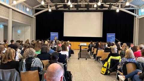 Rund 150 Polizistinnen und Polizisten, sowie Führungskräfte hören sich den Vortrag von Regina Halmich in Freiburg an. (Foto: SWR, Louise Schöneshöfer)