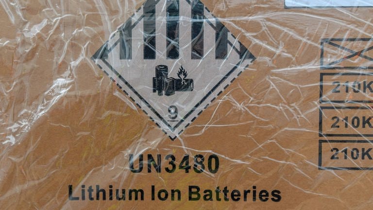 Lithium-Ionen-Batterien oder -Akkus können gefährliche Brände verursachen. (Foto: dpa Bildfunk, Picture Alliance)
