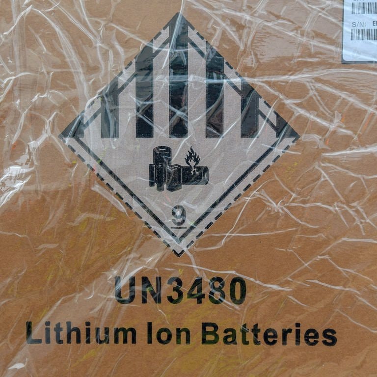 Lithium-Ionen-Batterien oder -Akkus können gefährliche Brände verursachen.