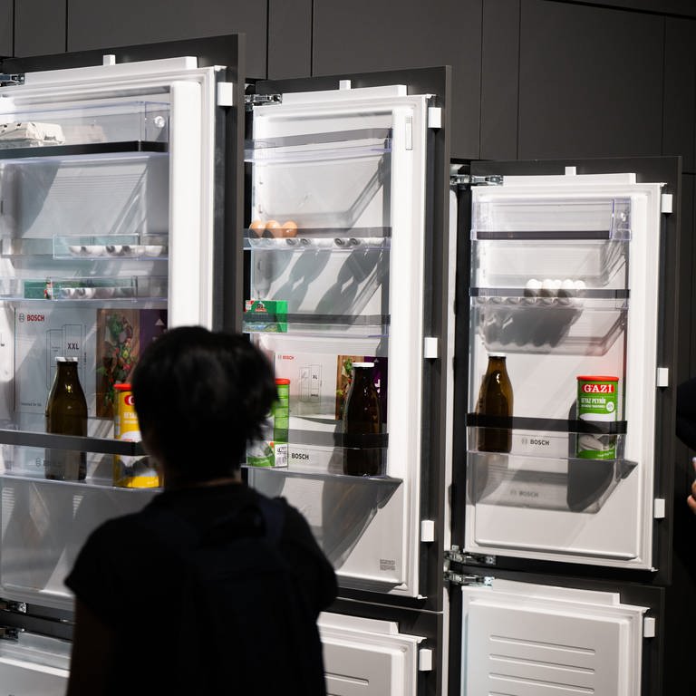 Besucher schauen sich während der Internationalen Funkausstellung (IFA) in der Messe Berlin am Stand von Bosch Kühlschränke an.