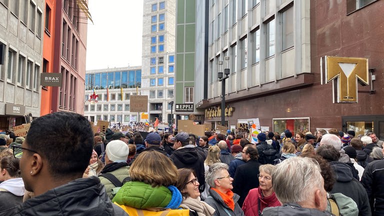 In der Stuttgarter Innenstadt demonstrierten am Samstag Tausende gegen Rechtsextremismus.