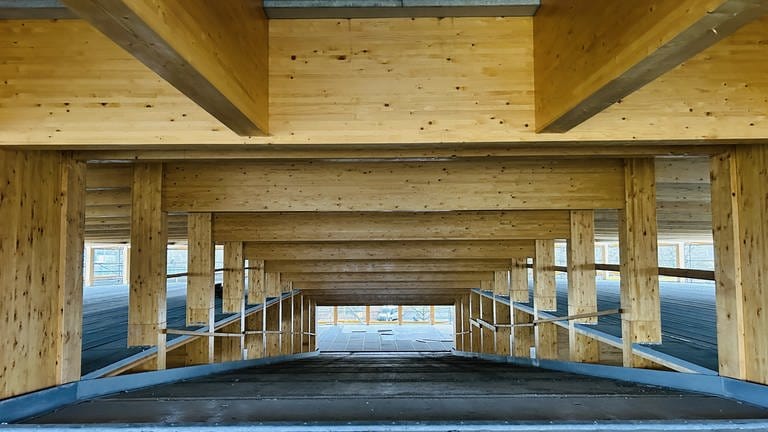 Ganz ohne Beton kommt das Holzparkhaus in Wendlingen nicht aus: Die Rampen, die die Etagen miteinander verbinden, sind aus Beton. Wenn Autos bremsen, ist dieses Material sicherer, so der Stadtbaumeister.