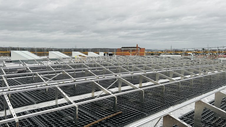 Die Photovoltaikanlage auf dem Dach liefert den Strom für die 20 Ladestellen im Holzparkhaus in Wednlingen. Was nicht verbraucht wird, wird ins Stromnetz eingespeist. (Foto: SWR, Katharina Kurtz)
