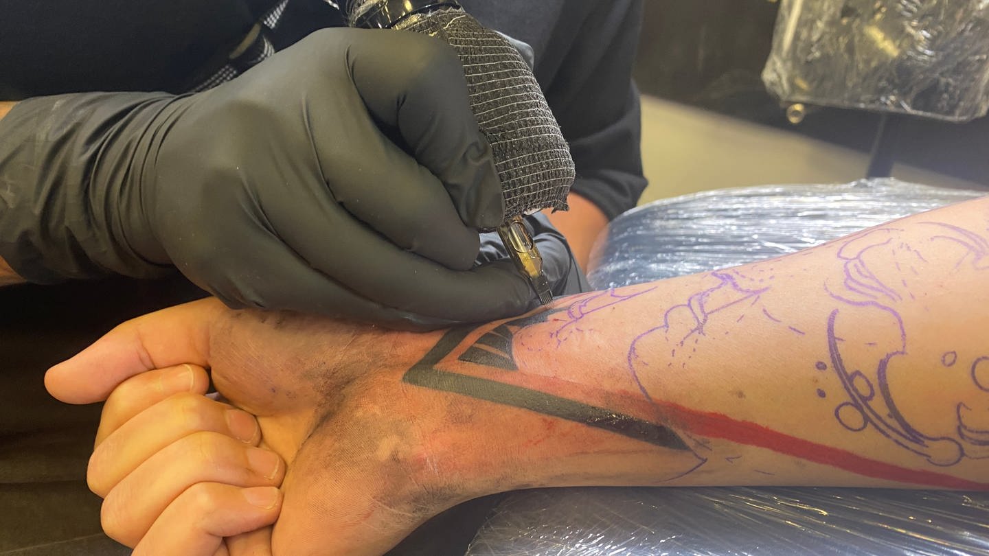 Ein Mann lässt sein Handgelenk auf der Tattoo Convetion in Göppingen tätowieren. (Foto: SWR)