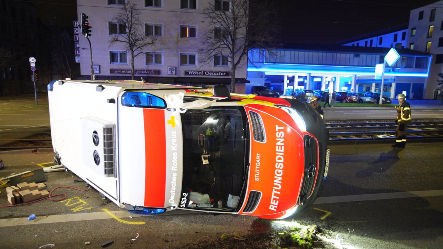 In Stuttgart-Bad Cannstatt liegt ein Rettungwagen quer auf der Straße (Foto: 7aktuell.de | Simon Adomat)