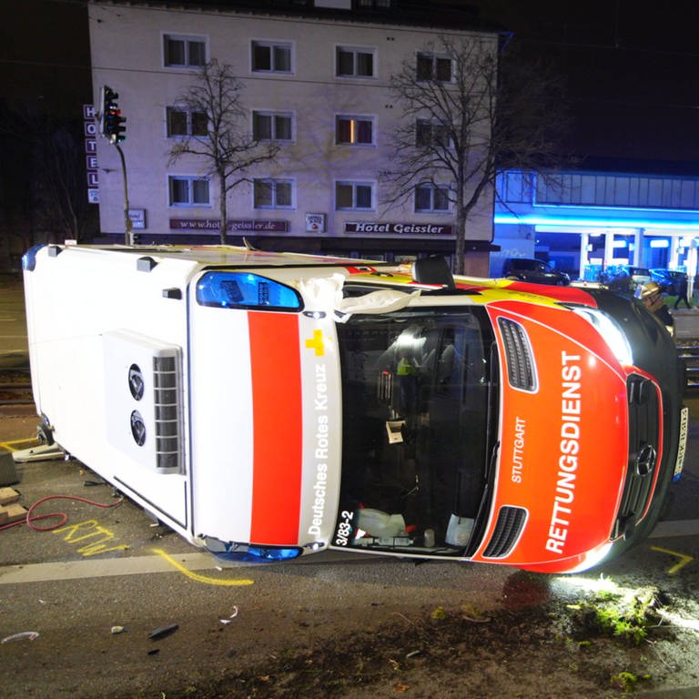 In Stuttgart-Bad Cannstatt liegt ein Rettungwagen quer auf der Straße (Foto: 7aktuell.de | Simon Adomat)