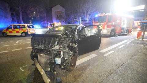 Auf der Straße steht ein zerstörters Auto. Es war mit einem Rettungswagen in Stuttgart-Bad Cannstatt zusammengestoßen. (Foto: 7aktuell.de | Simon Adomat)