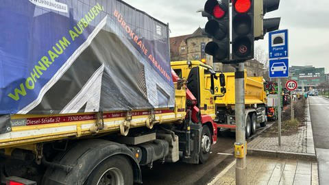 In der Stuttgarter Innenstadt fahren Lkw und Baufahrzeuge in einer Sternfahrt ins Zentrum. Das "Bündnis Impulse für den Wohnungsbau in Baden-Württemberg" hat eine Kundgebung angekündigt.