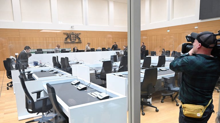 Eritrea-Prozess in Stuttgart-Stammheim: Ein Kameramann filmt in einem Gerichtssaal den Beginn eines Prozesses.  (Foto: dpa Bildfunk, picture alliance/dpa | Bernd Weißbrod)
