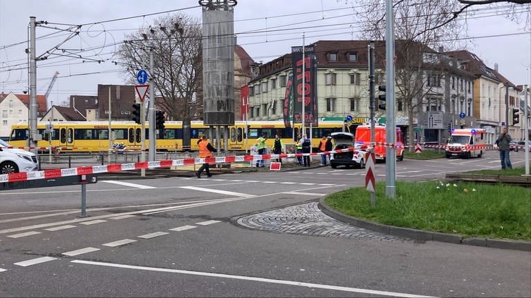 Der Wilhelmsplatz wurde großräumig abgesperrt, der Verkehr kam zum Erliegen. (Foto: SWR)