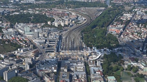 Der Stuttgarter Kopfbahnhof von oben - daneben die Stuttgart-21-Baustelle