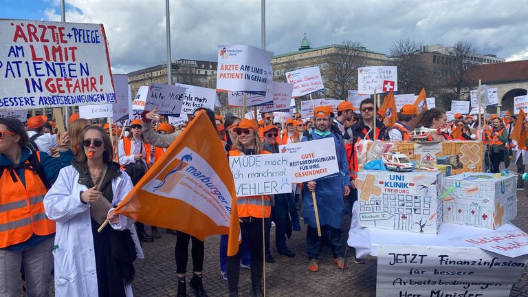 Hunderte Ärztinnen und Ärzte streiken in Stuttgart. Sie fordern in den laufenden Tarifverhandlungen unter anderem 12,5 Prozent mehr Gehalt. 