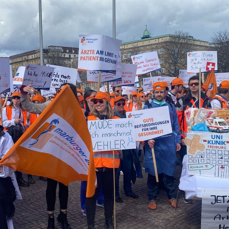 Hunderte Ärztinnen und Ärzte streiken in Stuttgart. Sie fordern in den laufenden Tarifverhandlungen unter anderem 12,5 Prozent mehr Gehalt.  (Foto: privat)