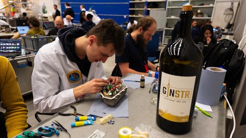 Stuttgarter Gin bei den Vorbereitungen des Raketenflugs.  (Foto: KSat e.V.)