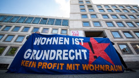 Proteste vor dem Stuttgarter Rathaus wegen Wohnungsmangel